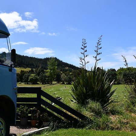 Evi The School Bus At Oromahoe Downs Farm Puketona Eksteriør bilde